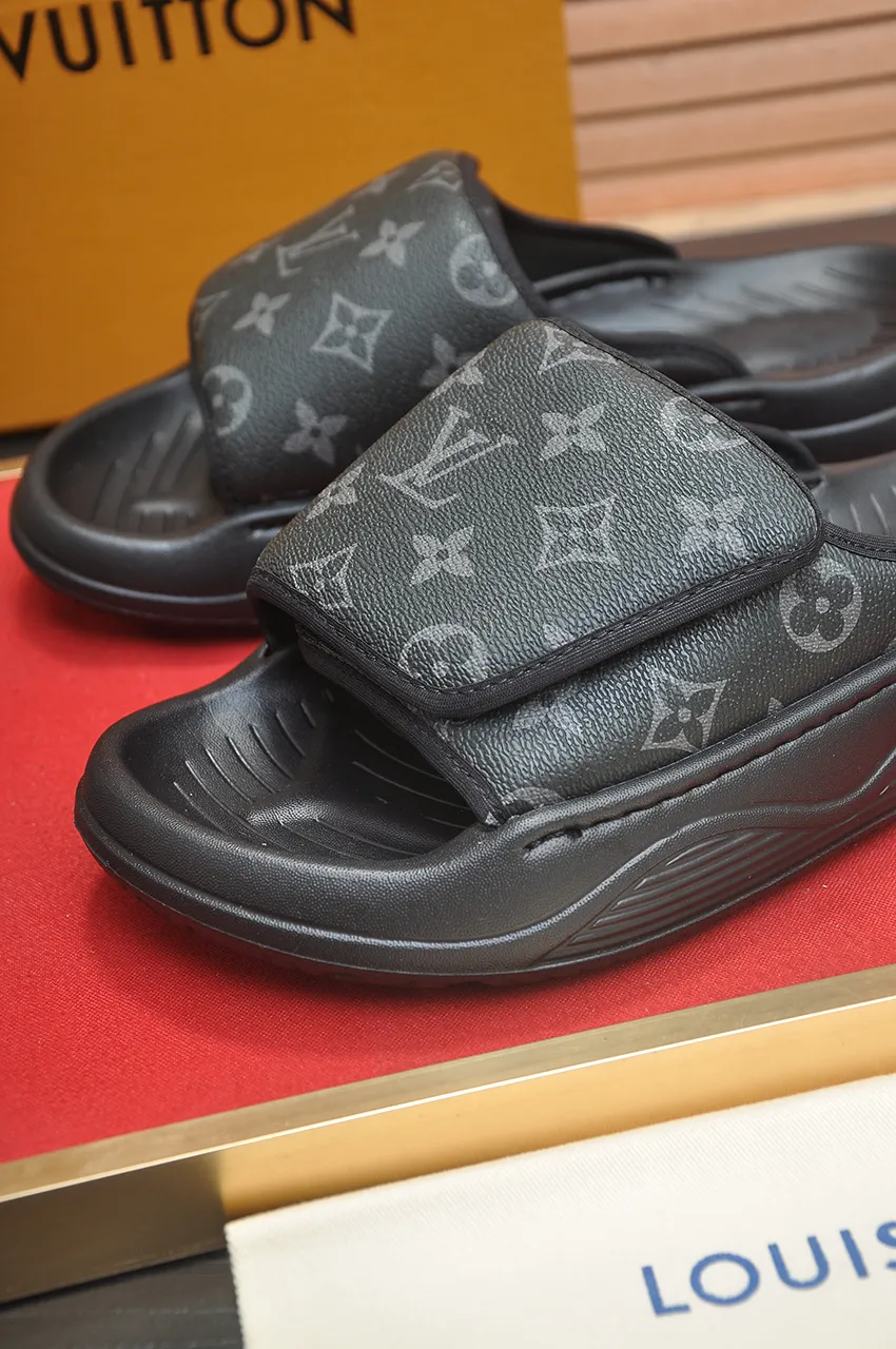 Men's men's shoes 💰340💶 [Louis Vuitton LV slippers] (high-end cowhide) counter 1:1 fashion style, a must-have for summer! The designer used LV’s iconic outsole. The original simple slippers instantly become fashionable! The upper is made of flexible special cowhide leather straps alternately, and the workmanship is exquisite! A must-have for stylish men in summer, size 38-45 (45 customized)